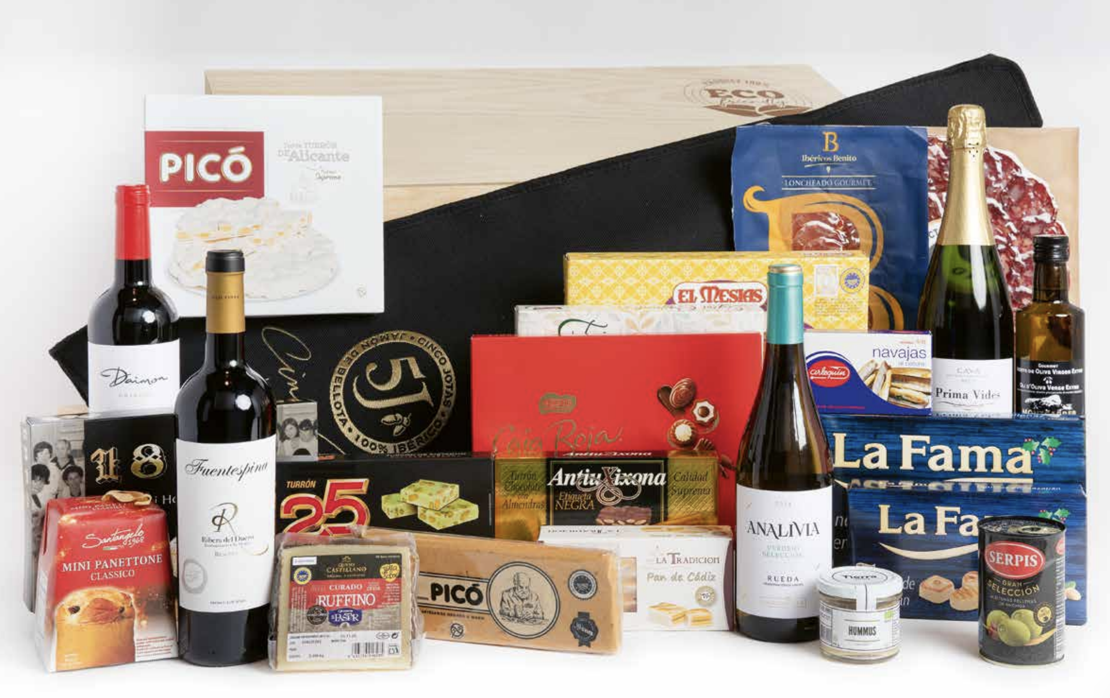 caja de madera con productos navideños de comida