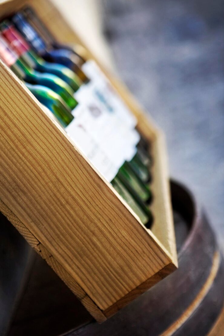 cinco botellas vacias caja madera