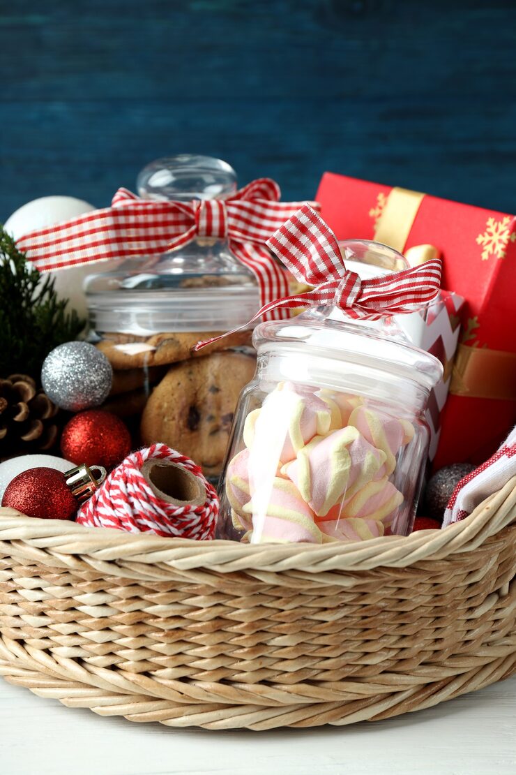 concepto regalo canasta navidad mesa madera blanca