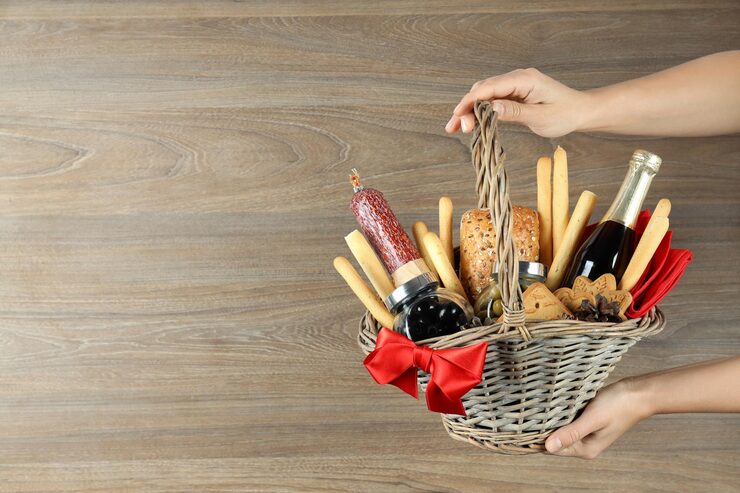 concepto regalo canasta navidad sobre fondo madera