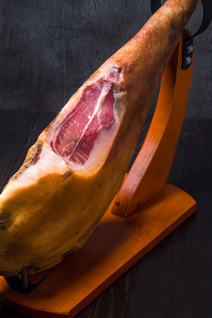 todo jamon tradicional mediterraneo sobre soporte madera cuchillo apoyado sobre mesa